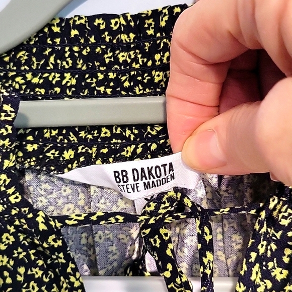 BB Dakota Steve Madden Top Blouse XS Floral Smocked Sleeve Tie Neckline NWT - Picture 5 of 6
